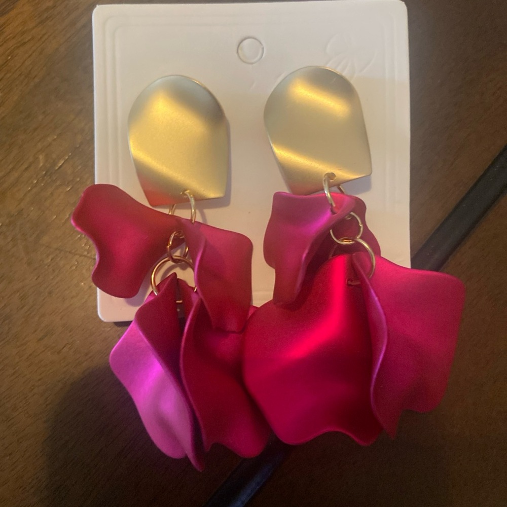 Elegant Gold and Green Floral Earrings - Picture 3 of 4